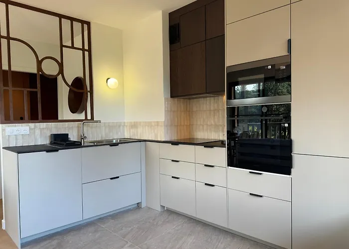 Armand Yourhosthelper